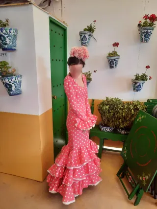 Traje de flamenca rosa lunares cola larga