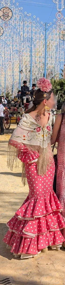 Traje de flamenca rosa lunares cola larga