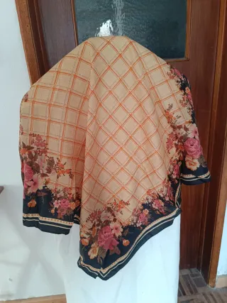 Grande Lenço estampado com Flores