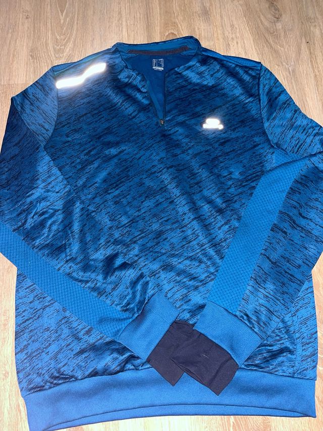 Sudadera deportiva azul y negra