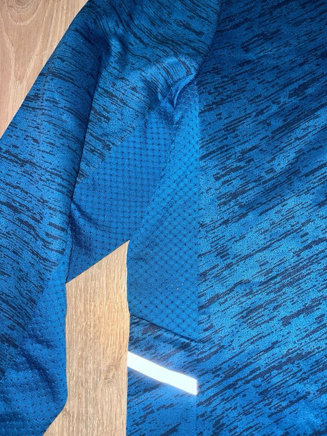 Sudadera deportiva azul y negra