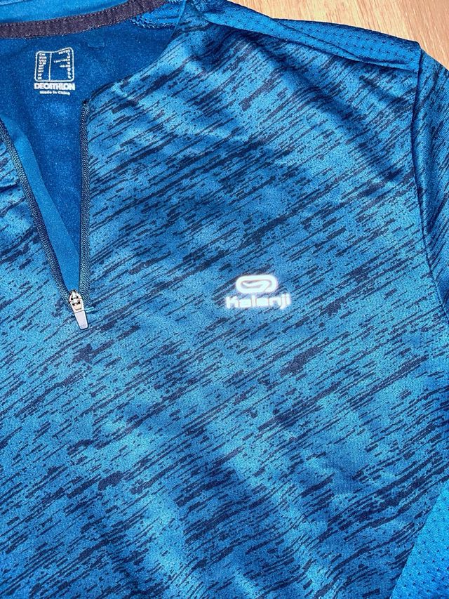 Sudadera deportiva azul y negra