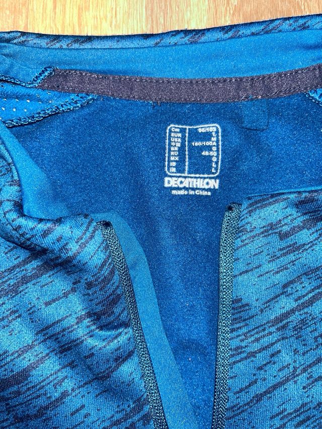 Sudadera deportiva azul y negra