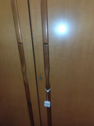 Armario ropero grande de madera, está desmontado.