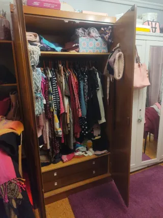 Armario ropero grande de madera, está desmontado.