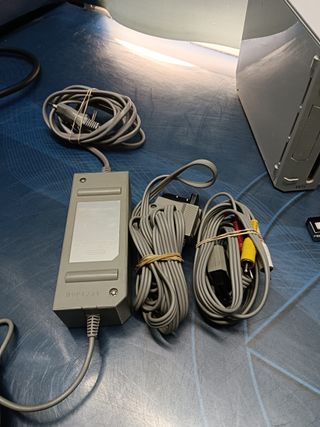 consola Wii + 2 mandos ( tv no incluida en la venta)