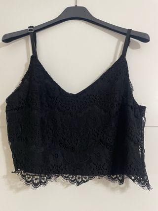 Top de encaje negro con tirantes