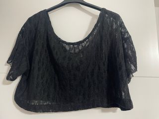 Top de encaje negro con tirantes
