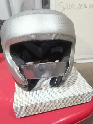 Casco de artes marciales plateado