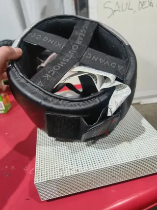 Casco de artes marciales plateado