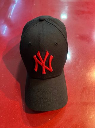 Gorra New Era Negra y Roja