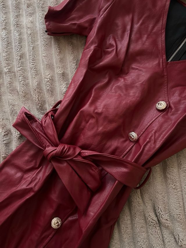 Vestido granate efecto piel con botones