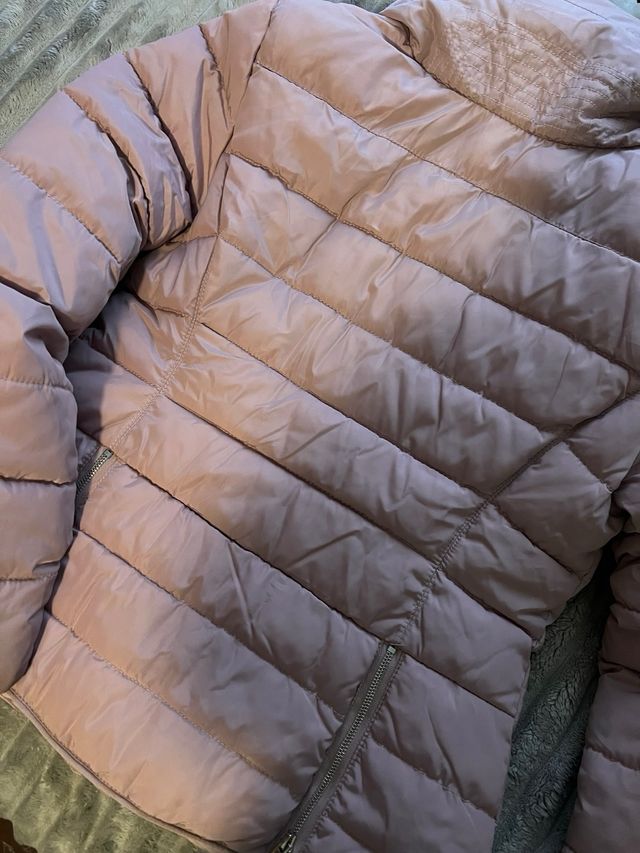 Abrigo rosa acolchado con capucha