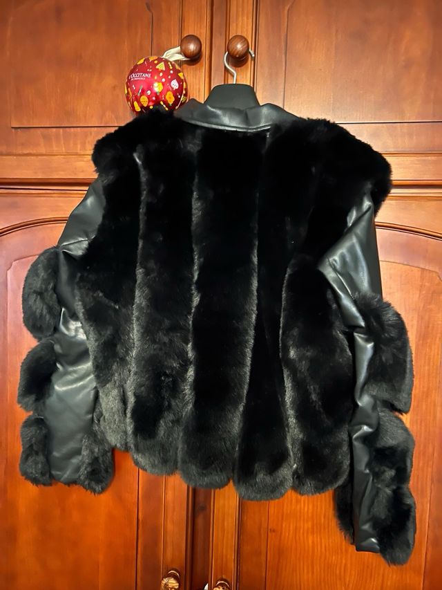 Abrigo polipiel y pelo negro