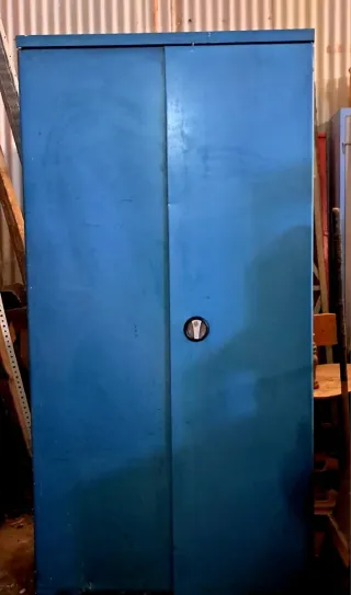 Armario Metálico Heco color azul metalizado.
