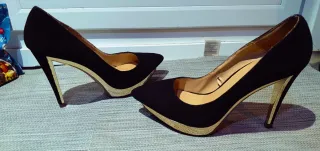 Zapatos de tacón negros y dorados