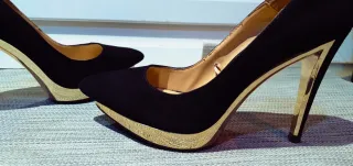 Zapatos de tacón negros y dorados