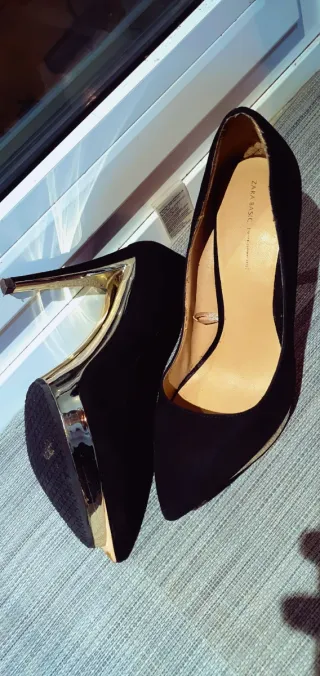 Zapatos de tacón negros y dorados