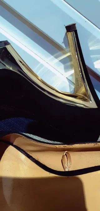 Zapatos de tacón negros y dorados