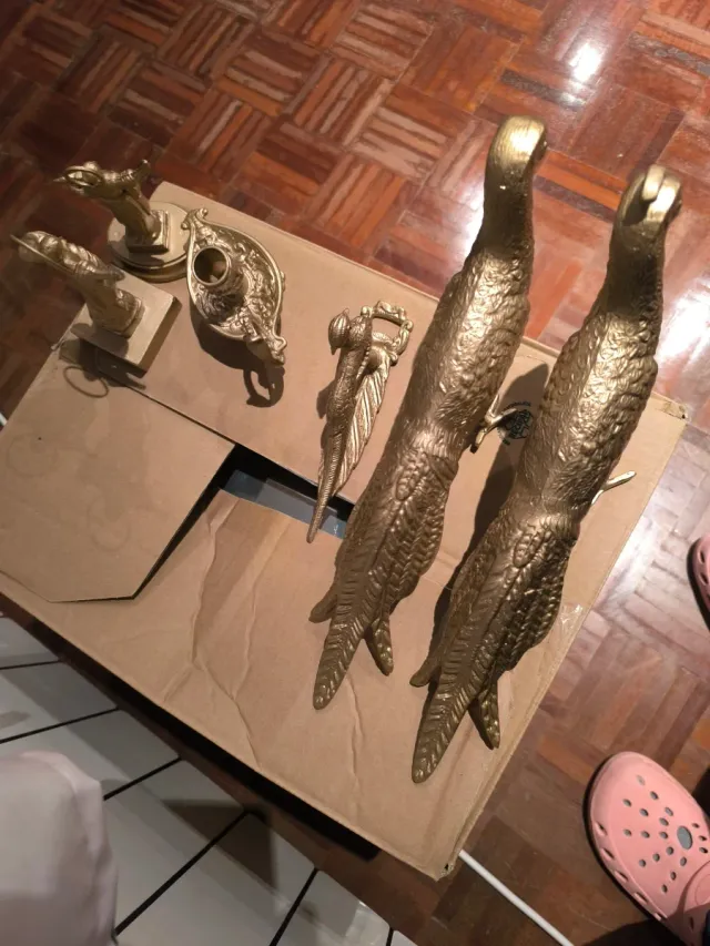 Colección de figuras doradas