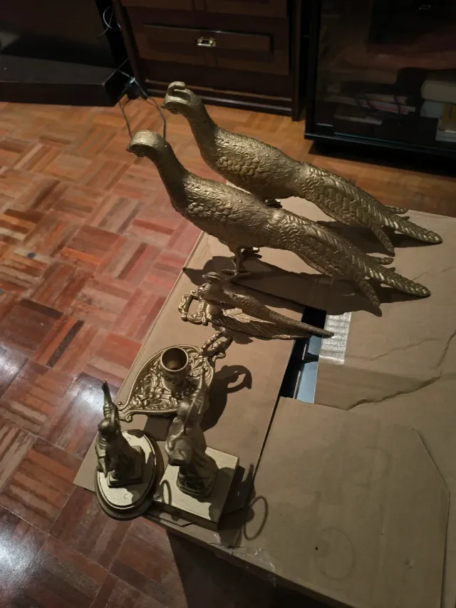 Colección de figuras doradas