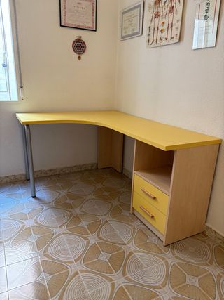 Escritorio de esquina amarillo con cajonera
