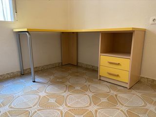 Escritorio de esquina amarillo con cajonera
