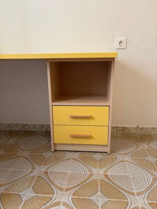 Escritorio de esquina amarillo con cajonera
