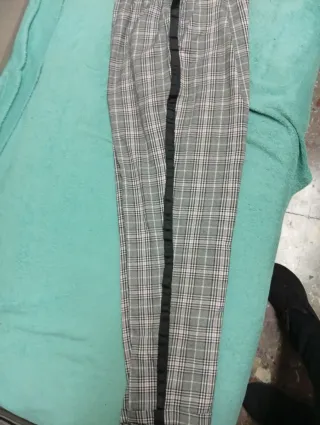 Pantalón cuadros tobillero Stradivarius Talla M