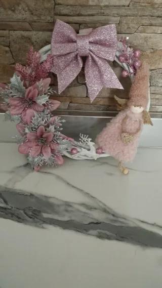 Ghirlanda natalizia rosa con angelo