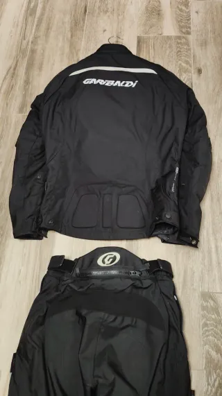 Mono 2 piezas Garibaldi Talla M + Botas 43