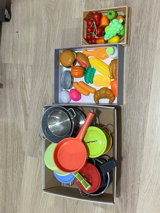 Cocinita de madera y accesorios
