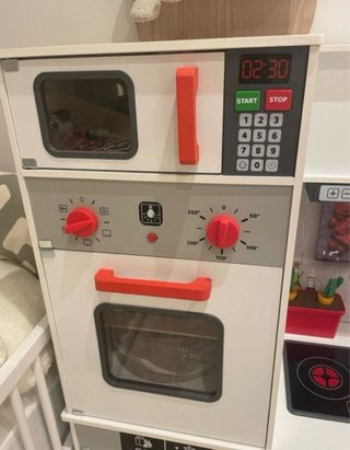 Cocinita de madera y accesorios