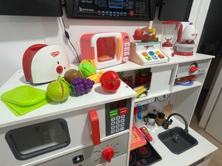 Cocinita de madera y accesorios