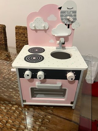 Cocinita de madera y accesorios
