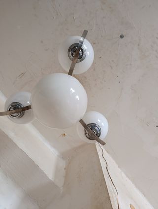 Lámpara AGE SPACE cromada opalinas blancas
