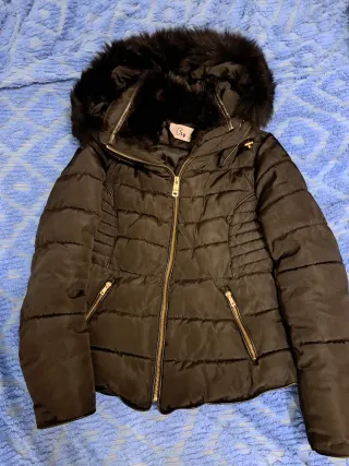 Piumino nero con cappuccio e pelliccia