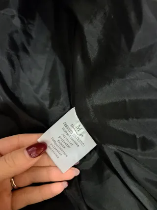 Piumino nero con cappuccio e pelliccia