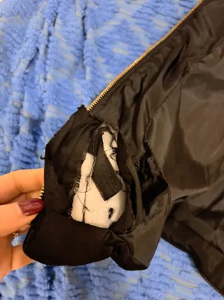 Piumino nero con cappuccio e pelliccia