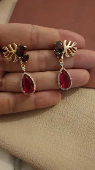 Pendientes chapados en oro con piedras rojas