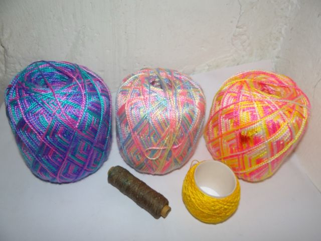 Ovillos de hilo sintético para hacer manualidades
