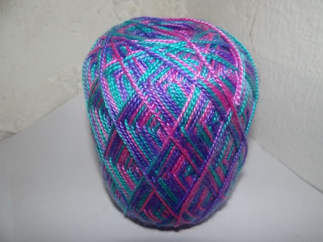 Ovillos de hilo sintético para hacer manualidades