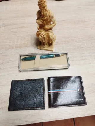 Lote vintage: figura, pluma y carteras