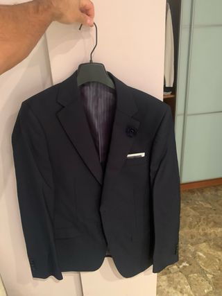 Traje de hombre negro con flor como nuevo