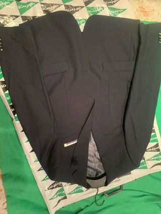 Traje de hombre negro con flor como nuevo