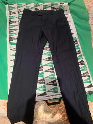 Traje de hombre negro con flor como nuevo