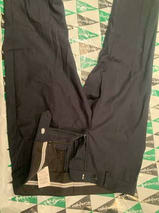 Traje de hombre negro con flor como nuevo