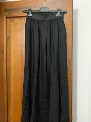 Gonnellone nero con arricciatura in vita