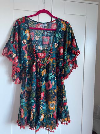 Vestido playero estampado con pompones