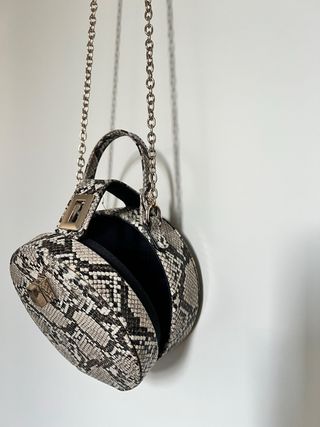 Borsetta rotonda rigida con tracolla a catena